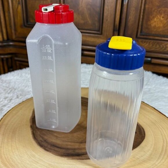 Vintage Set of 2 Rubbermaid 1qt Red Measuring + 1.25pt Blue Flip Top Bottles - Picture 10 of 12